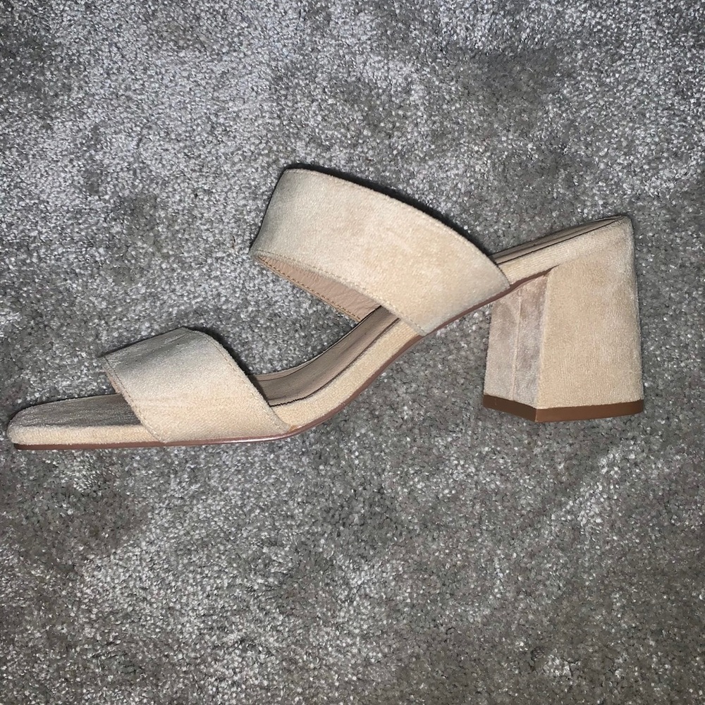 NWOT US W Size 9 Tan Twin Strap Low Heeled Mules